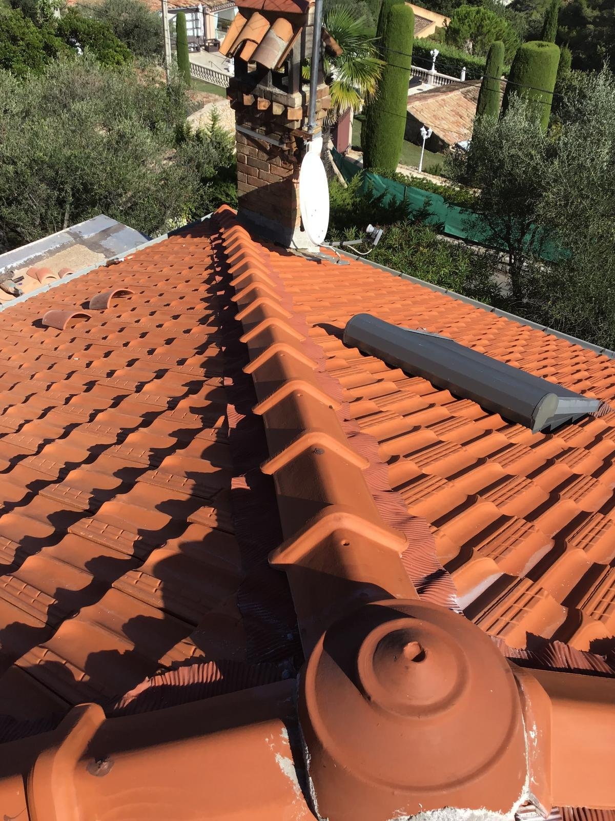 Toiture en tuiles canal rénovée sous le soleil de Haute-Provence